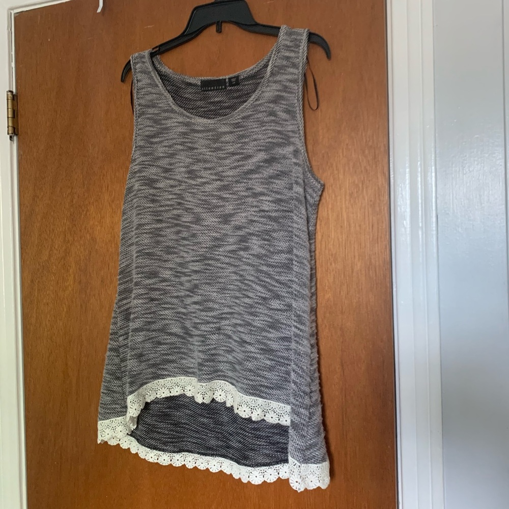 Women’s gray knit high low tank top.
